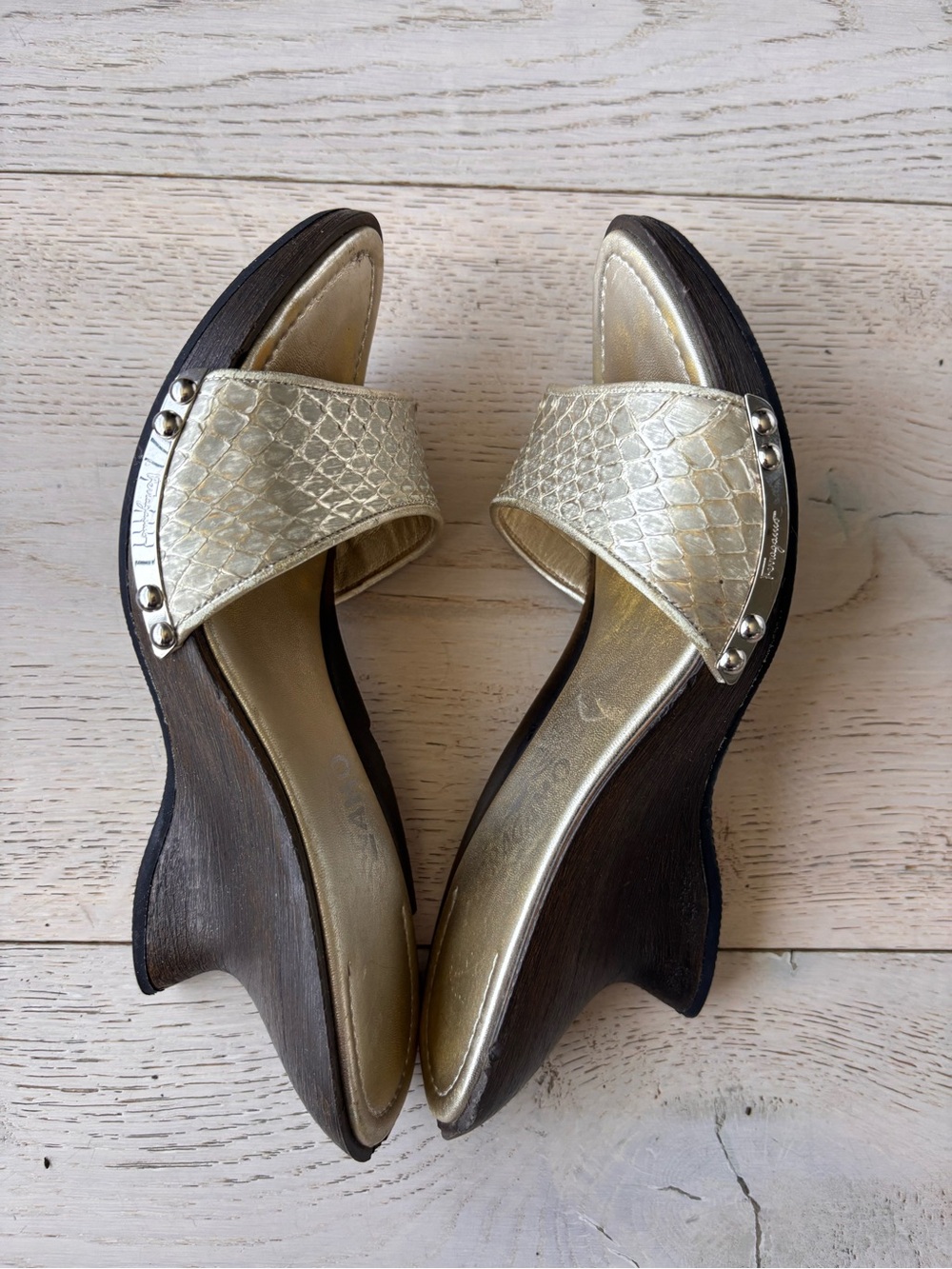 Ferragamo gold wedge slides - Picture 5 of 10